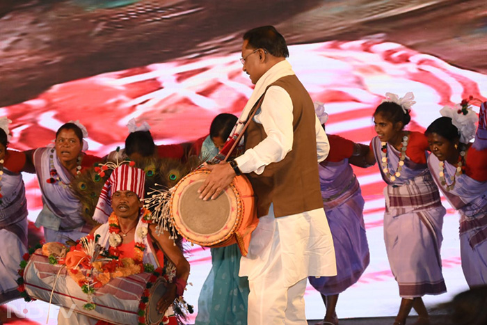 Chhattisgarh: गृहग्राम में संस्कृति के रंग में रंगे सीएम विष्णु, ढोल लेकर कलाकारों के साथ खूब थिरकाए कदम, देखें तस्वीरें