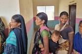 नक्सल इलाके में दुधमुंहे बच्चे को पीठ पर बांध वोट देने पहुंची महिला, MP-CG में वोटर्स के उत्साह की देखें तस्वीरें