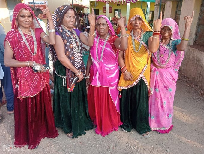 Lok Sabha Election Phase 4 Voting: घूंघट में महिलाएं, व्हीलचेयर के सहारे बुजुर्गं-दिव्यांग... छोटे कद के मतदाता ने MP में चौथे चरण में यूं डाला वोट