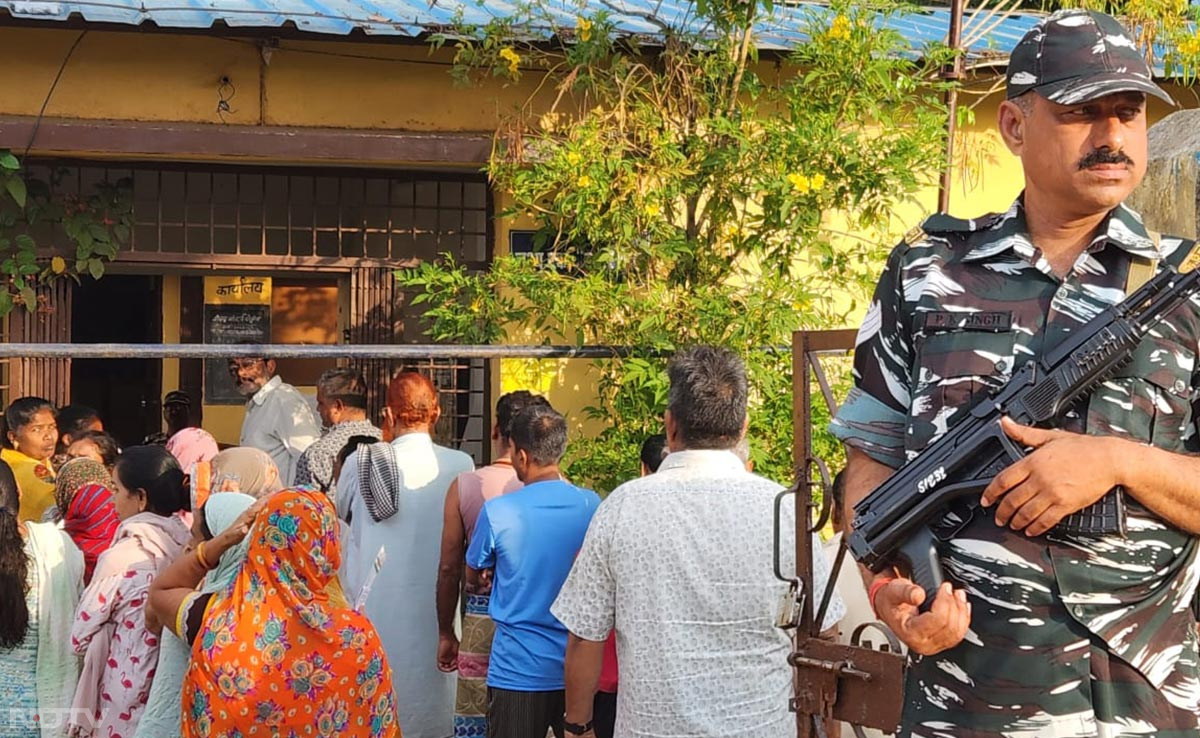 Loksabha Election : नक्सलियों के गढ़ बस्तर में 60000 जवानों की सुरक्षा के साये में वोटिंग शुरू, देखें उत्साह की तस्वीरें