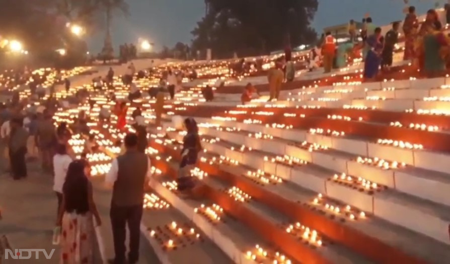 वहीं 22 जनवरी को प्राण प्रतिष्ठा के मौके पर राजिम त्रिवेणी संगम पर सवा लाख दीप जलाया जाएगा. इस नगर उत्सव को लेकर राम भक्त तैयारियों में जुटे हुए हैं. इसके अलावा राजीवलोचन, कुलेश्वरनाथ मंदिर, लोमश ऋषि आश्रम में भी कई धार्मिक आयोजन किए जाएंगे. (फोटो क्रेडिट- हिमांशु सांगाणी-एनडीटीवी)