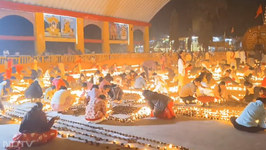 करीब दो सौ महिला और बालिकाओं ने दीपो से सुंदर आकृति  बनाई. (फोटो क्रेडिट- जफर मुल्तानी-एनडीटीवी)