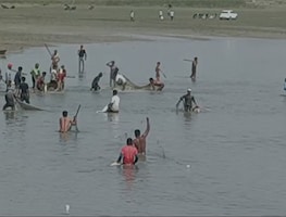 In Pics-तालाब खाली हुआ तो लट्ठ लेकर पहुंच गए लोग, देखिए मछलियों के शिकार के लिए कैसे मची होड़