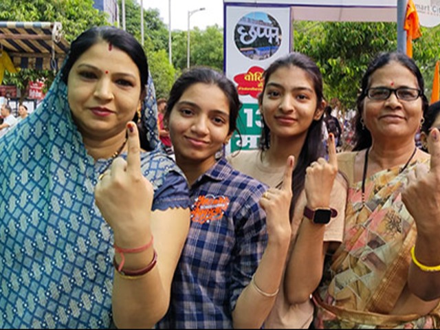 In Pics : इंदौर में वोटिंग के लिए दिखा गजब का उत्साह, वोट देकर दो लाख रुपए का खाया पोहा