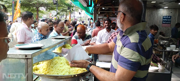 In Pics: इंदौर में वोटिंग के लिए दिखा गजब का उत्साह, वोट देकर दो लाख रुपए का खाया पोहा