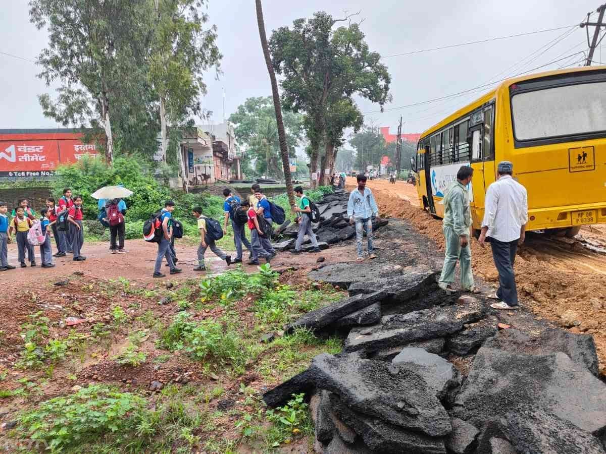 गुना शहर से शिवपुरी बाईपास तक रोड कि हालत बहुत खराब है. जिससे आम जन परेशान हैं. (फोटो /कंटेंट - विजय कुमार जोगी, अंबु शर्मा)