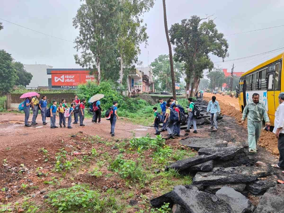 इससे राहगीरों को काफी परेशानियों का सामना करना पड़ता है. स्कूली बच्चे फिसलकर गिर रहे हैं.    (फोटो /कंटेंट - विजय कुमार जोगी, अंबु शर्मा)