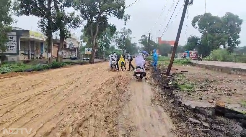 मरम्मत के नाम पर थोड़ा बहुत काम किया जाता है. लेकिन इसका किसी तरह का फायदा नहीं मिल रहा है.