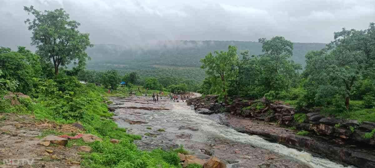 बारिश के सीजन में सीहोर जिले का बुधनी क्षेत्र भी कश्मीर से कम नजर नहीं आ रहा है . यहां चारों ओर छाई हरियाली के बीच पहाड़ों से बहकर आने वाला दूधिया पानी प्राकृतिक झरनों के रूप में बह रहा है, जो किसी को भी देखने पर मन को न केवल आनंदित कर रहा है.