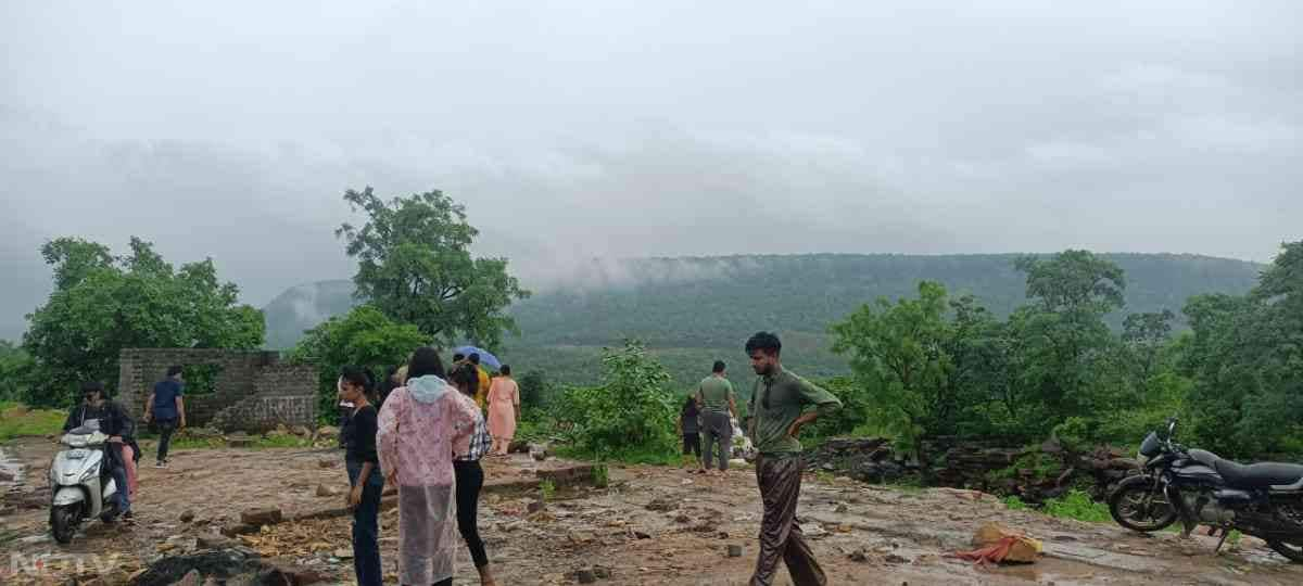 बुधनी के मिड घाटपर प्राकृतिक झरना राहगीरों के आकर्षण का केंद्र बना हुआ है. वहीं गडरिया नाले का पानी भी देखने में लोगों को काफी सुंदर लग रहा है.