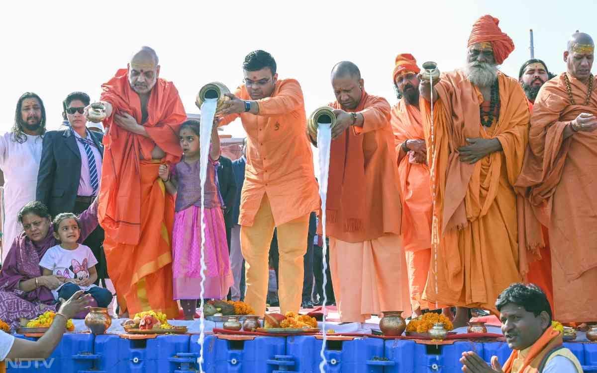 इसके बाद गृह मंत्री अमित शाह ने CM योगी के साथ 'संगम घाट' पर पूजा-अर्चना की. दोनों संगम के किनारे विधि-विधान से दूध व जल से पूजन करते दिखाई दिए.