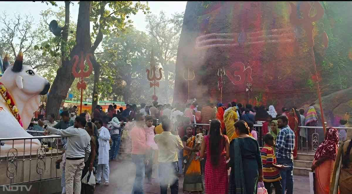 मान्यता है कि यह शिवलिंग स्वयं प्रकट हुआ था और हर साल धीरे-धीरे अपने आप बढ़ता है. विज्ञान भी अब तक इस रहस्य को पूरी तरह समझ नहीं पाया है. महाशिवरात्रि के दिन यहाँ हजारों श्रद्धालु पहुँचते हैं.