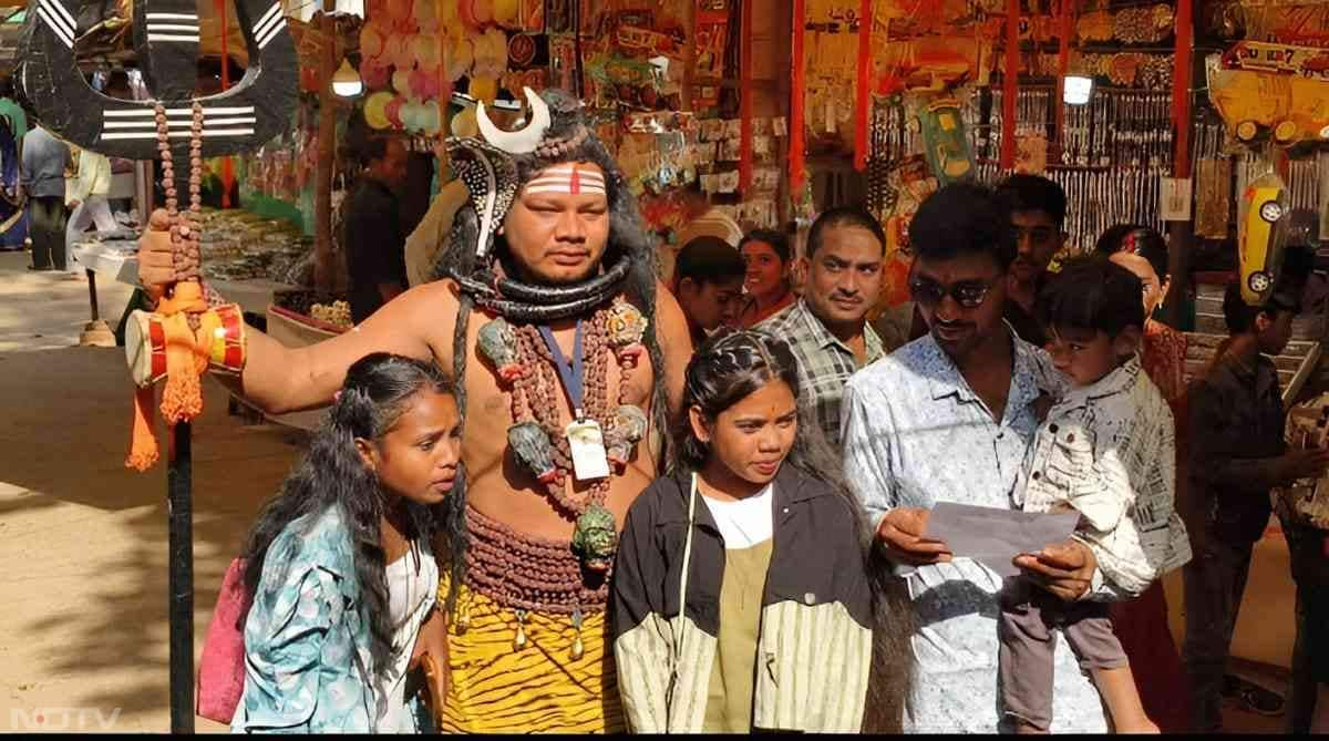 महादेव के परम भक्त डेविड सोम भगवान शिव के रूप में नजर आए. उन्होंने शिवभक्तों को बताया कि भोलेनाथ सिर्फ भांग-धतूरा के देवता नहीं, बल्कि वैराग्य और संतुलित जीवन के प्रतीक हैं. नशा आपको भगवान के करीब नहीं ले कर जाता, बल्कि बर्बादी के रास्ते पर ले जाता है.