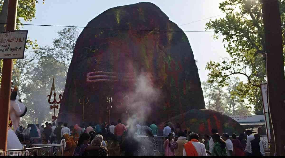 समय के साथ यह विशाल और अद्भुत प्राकृतिक शिवलिंग बन गया. अब यहाँ देश-विदेश से भक्त दर्शन के लिए आते हैं. खास तौर से शिवरात्रि के मौके पर यहाँ आस्था का सैलाब उमड़ता है.