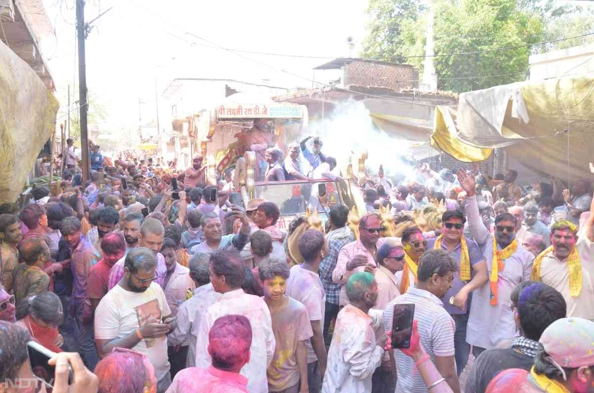 हर साल की तरह इस बार भी महादेव की होली का यह पारंपरिक चल समारोह श्री चमत्कारेश्वर महादेव मंदिर से शुरू हुआ.