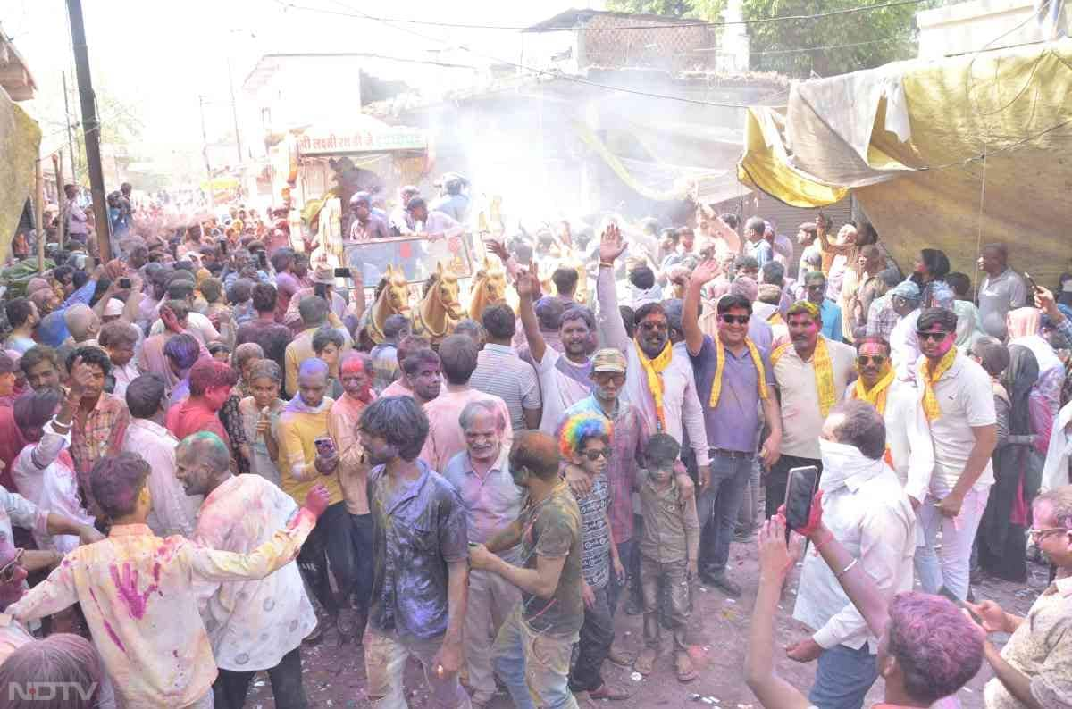 इस दौरान शिवभक्तों ने जमकर गुलाल उड़ाया और रंगों से सराबोर हो गए... और शहर  भक्ति से सराबोर नजर आया.