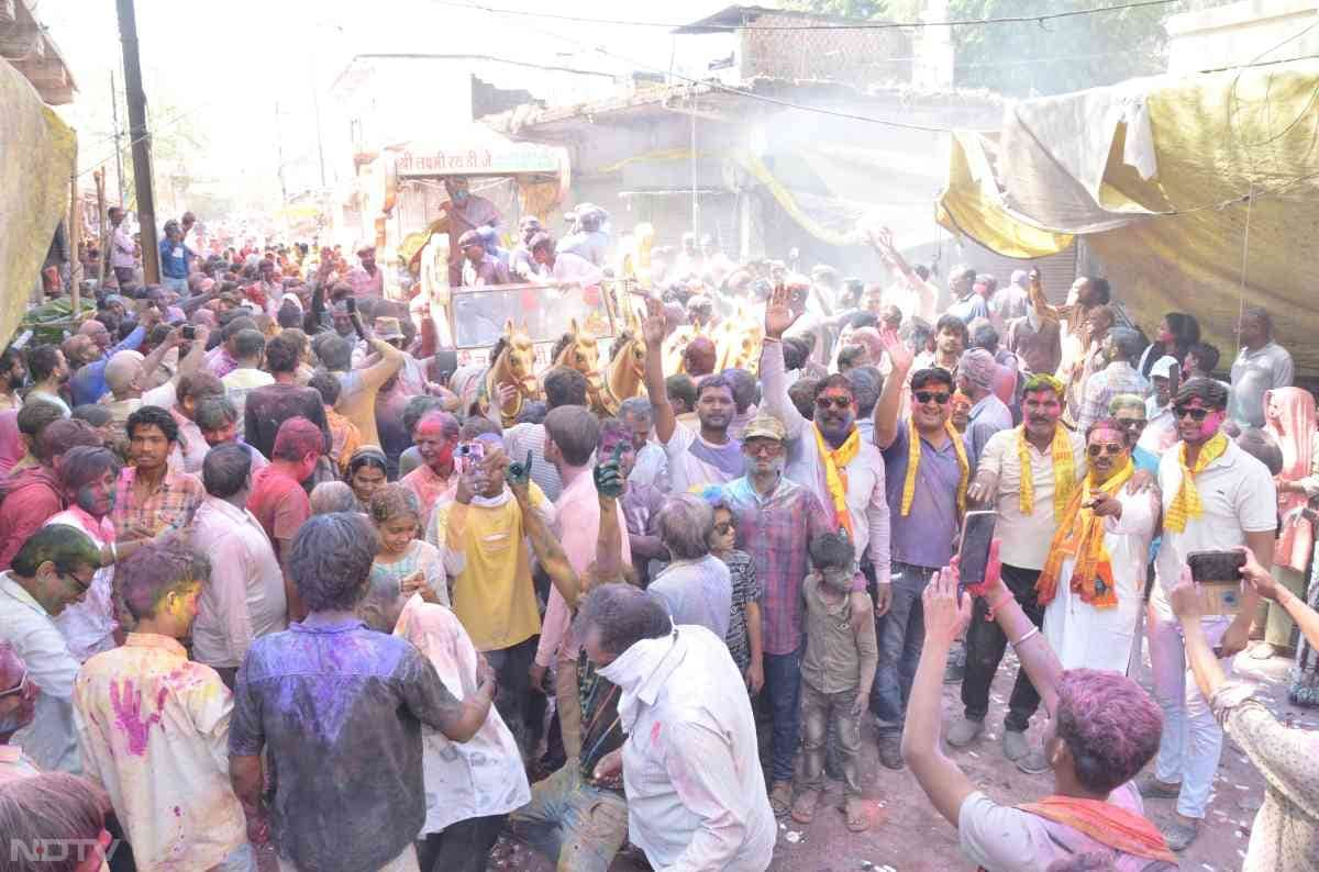 भगवान भोलेनाथ को केसरिया सुगंधित जल अर्पित किया गया और सभी भक्तों एवं देश की खुशहाली के लिए प्रार्थना हुई.