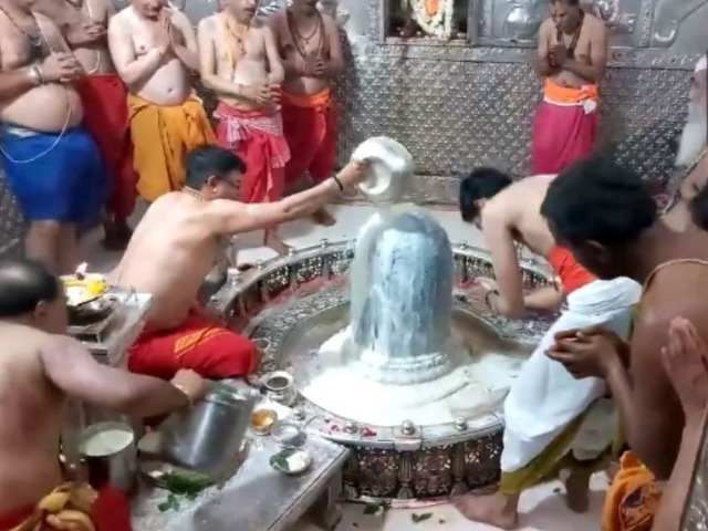 Rangpanchami in Mahakal: महाकाल मंदिर में मनाई गई प्रतिकात्मक रंगपंचमी...केसर और टेसू के फूलों से बना रंग