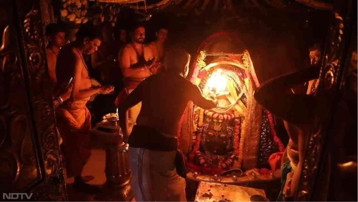 उज्जैन में महाशिवरात्रि पर महाकालेश्वर मंदिर में तड़के ढाई बजे मंदिर के पट खोले गए और भस्म आरती की गई.  सबसे पहले भगवान महाकाल को हरिओम जल अर्पित किया गया. इसके बाद मंदिर के पंडे पुजारियों ने बाबा महाकाल को केसर और चंदन का उबटल लगाया. इसके बाद दूध,  दही, घी, शहद और फलों के रस से भगवान महाकाल का अभिषेक पूजन किया. (फोटो क्रेडिट-NDTV)