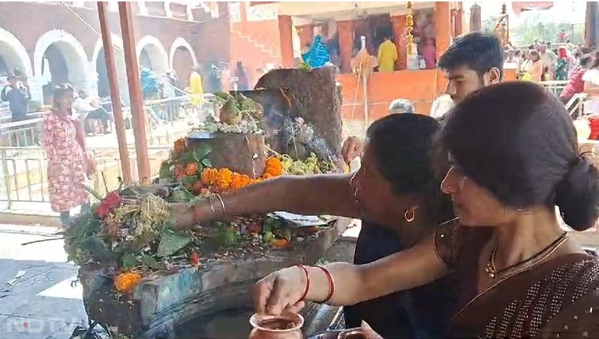 शहडोल के शहर के शिव मंदिरों में भक्तों की भीड़ उमड़ पड़ी. बाणगंगा कुंड में डुबकी लगाकर श्रद्धालुओं ने पूजा अर्चना की. (फोटो क्रेडिट- विनय तिवारी/ NDTV)