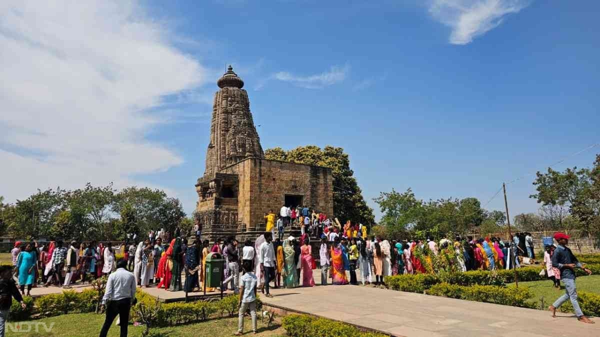 वहीं प्राचीन कलचुरी कालीन विराट मंदिर में बड़ी संख्या में श्रद्धालु पहुंच रहे हैं. हालांकि गर्भ गृह में जर्जर स्थिति के चलते बाहर से ही श्रद्धालु दर्शन कर रहे हैं. दरअसल, पुरातत्व विभाग ने कलचुरी कालीन विराट मंदिर गर्भ गृह बंद कर दिया है. (फोटो क्रेडिट- विनय तिवारी/ NDTV)