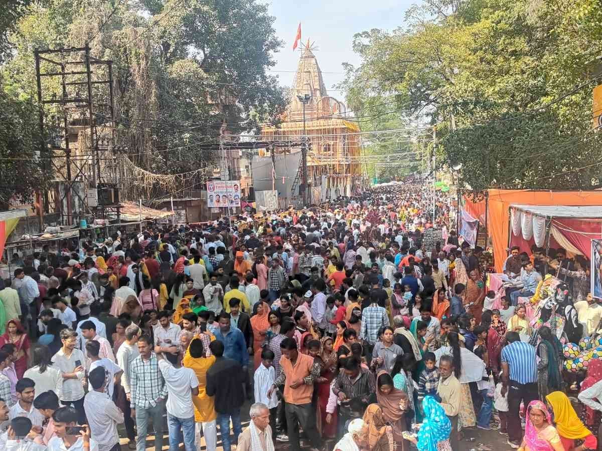 ग्वालियर के प्रसिद्ध अचलेश्वर मंदिर में श्रद्धालुओं की देर रात से ही भीड़ लगी हुई है. इस दौरान लंबी-लंबी कतारें लगी हुई हैं.  (फोटो क्रेडिट- देव श्रीमाली/ NDTV)