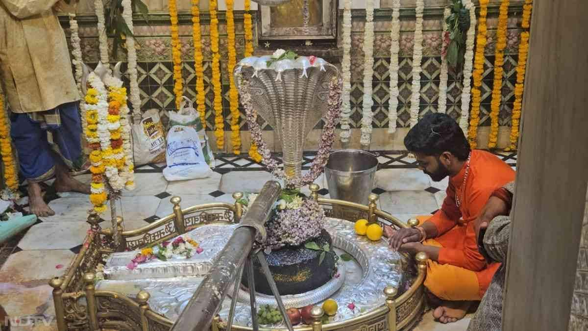 आगर मालवा के बैजनाथ महादेव मंदिर में करीब एक लाख श्रद्धालु दर्शन के लिए पहुंचे. वहीं महाशिवरात्रि  के मौके पर बैजनाथ महादेव मंदिर में लगभग एक सौ पच्चीस क्विंटल अनाज से खिचड़ी का प्रसाद बनाया गया. (फोटो क्रेडिट-NDTV)