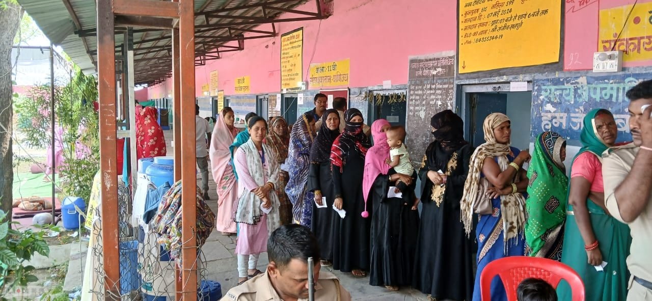MP-Chhattisgarh election 2024 3rd phase: गोद में बच्चे, ढाई फीट के मतदाताओं ने की वोटिंग...  MP-छत्तीसगढ़ में ऐसा रहा मतदान का उत्साह
