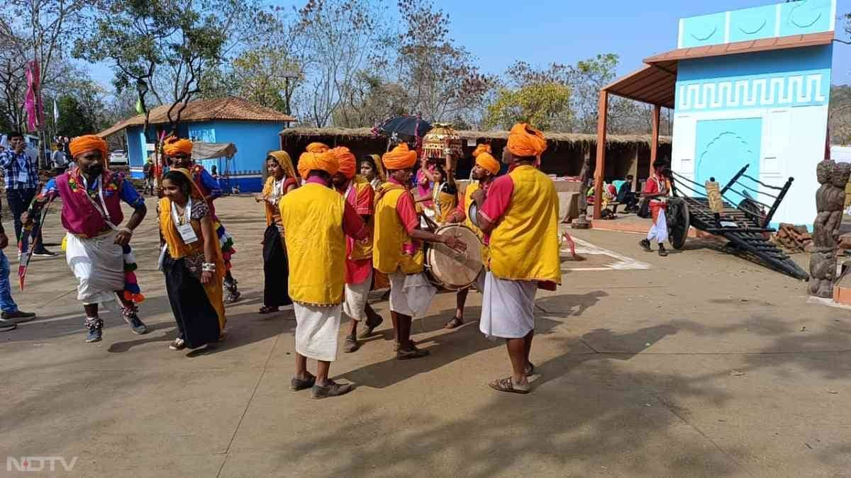 यहां प्रदेश के पारंपरिक और लोक नृत्य जैसे भगोरिया, काठी डांस, मटकी नृत्य, करमा जनजातीय नृत्य और अन्य सांस्कृतिक प्रस्तुतियां दी जा रही हैं.