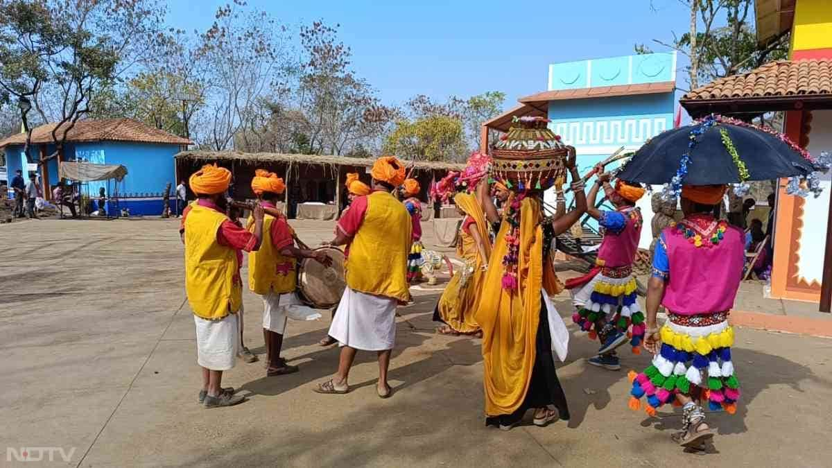 बताते है कि काठी नृत्य की शुरुआत भोलेनाथ ने की थी. लेकिन अब यह विद्या विलुप्त होती जा रही है. चुनिंदा लोग ही काठी नृत्य को बचा रखे है.