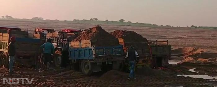 In Pics: घड़ियाल अभ्यारण्य में रेत के अवैध उत्खनन व परिवहन का काम जोरों पर, नहीं रुका तो घड़ियाल पर संकट