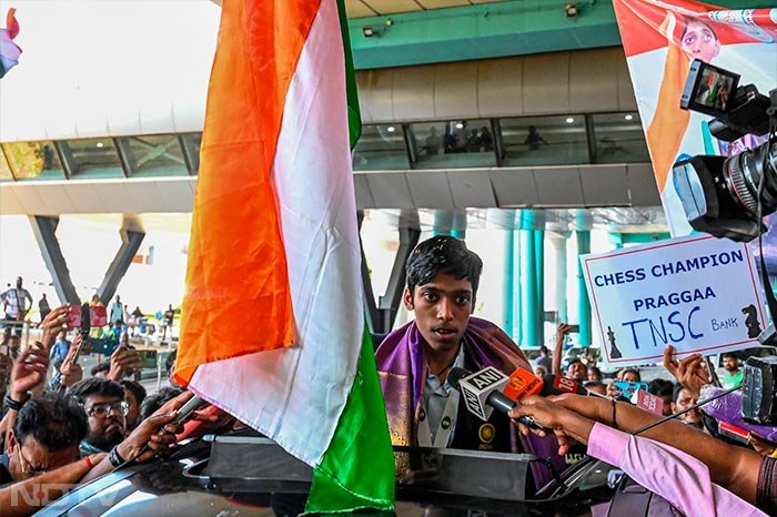 भारतीय शतरंज स्टार आर प्रज्ञानानंदा का स्वदेश पहुंचने पर भव्य स्वागत किया गया था. प्रदेश के खेल विभाग के अधिकारियों ने हवाई अड्डे पर उनका स्वागत किया था. उन्हें फूलों का गुलदस्ता, शॉल और फूलों का मुकुट प्रदान किया गया था. (फोटो: एएफपी)