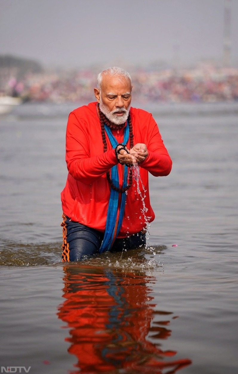 पीएम मोदी ने कहा, महाकुंभ में जिस भारी संख्या में श्रद्धालुओं ने भागीदारी की है वो सिर्फ एक रिकॉर्ड नहीं है, बल्कि यह हमारी संस्कृति और विरासत को सुदृढ़ और समृद्ध रखने के लिए कई सदियों की एक सशक्त नींव भी रख गया है.