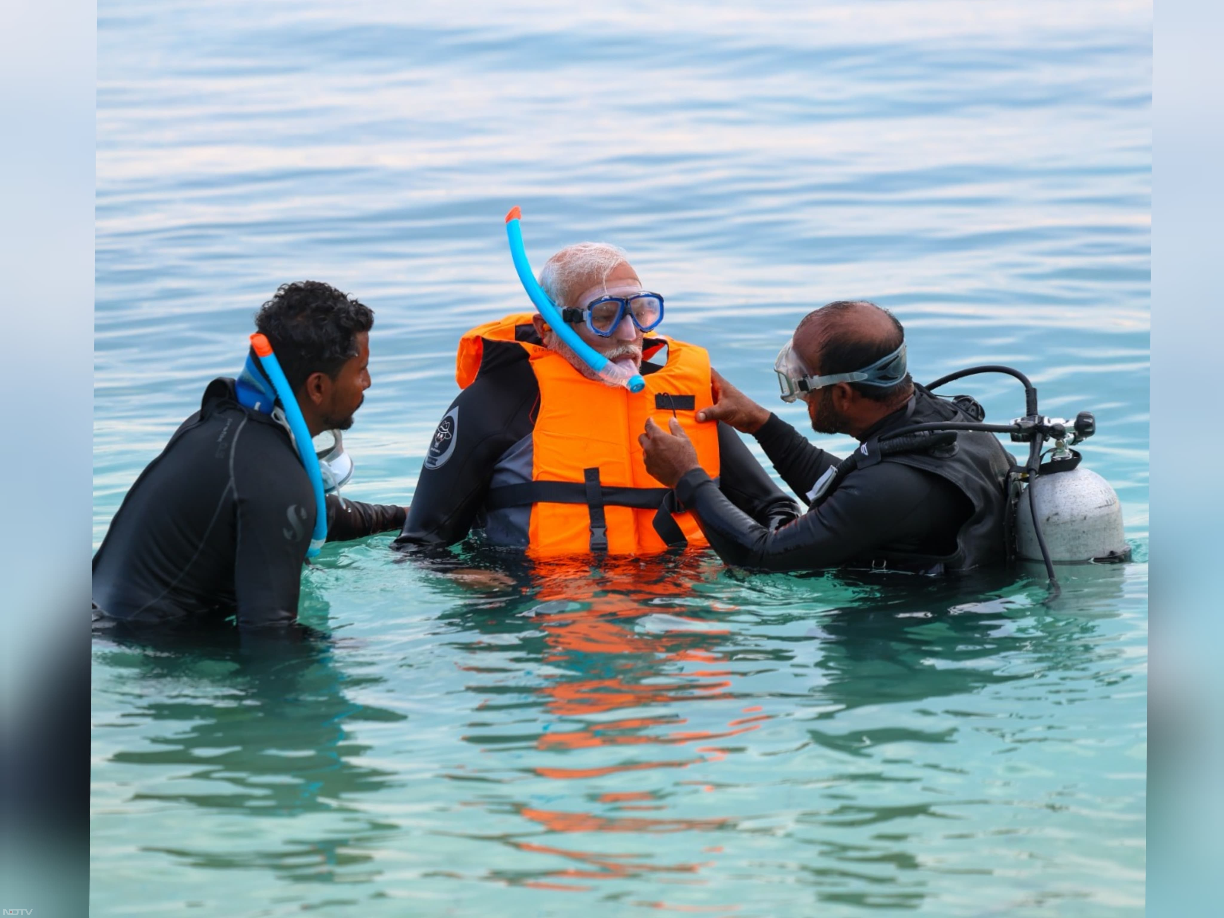 स्नॉर्कलिंग (Snorkelling) का अनुभव शेयर करते हुए पीएम मोदी ने कहा, "जो लोग अपने अंदर के रोमांच को अपनाना चाहते हैं, उनके लिए लक्षद्वीप आपकी सूची में होना चाहिए. अपने प्रवास के दौरान, मैंने स्नॉर्कलिंग का भी प्रयास किया. यह कितना आनंददायक अनुभव था!"