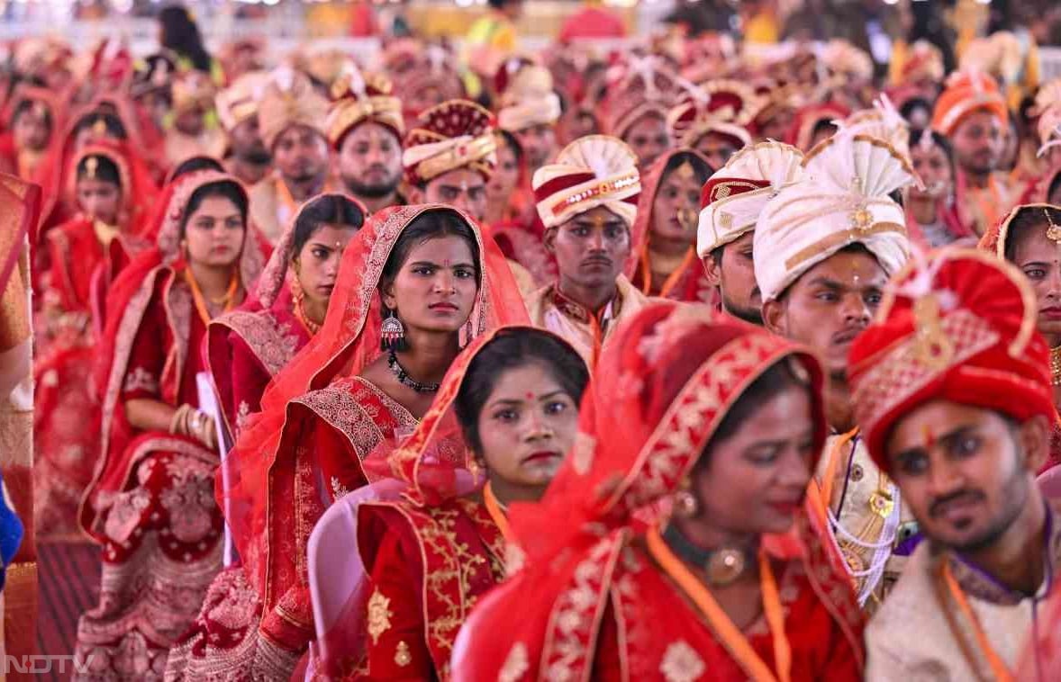 उन्होंने इस आयोजन की सराहना करते हुए कहा कि बेटियों को आत्मनिर्भर बनाने के लिए सिलाई मशीन और आटा चक्की दी गई है. उसी के तहत यह समारोह सात साल से आयोजित कर रहे हैं.