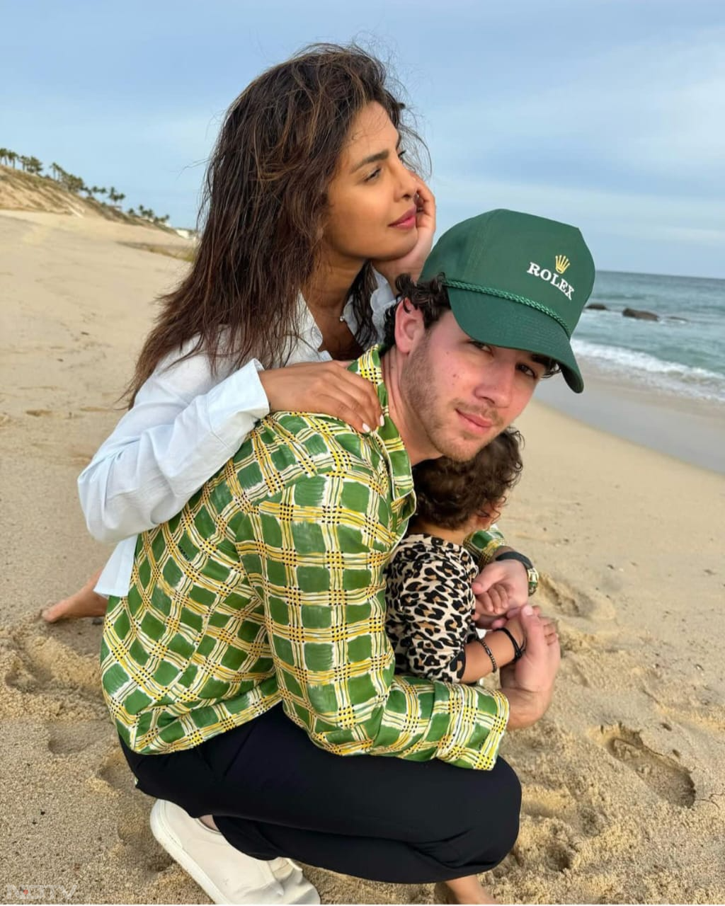 In Pics: Priyanka Chopra ने पति निक जोनास और बेटी मालती संग समुद्र किनारे मनाया हॉलिडे