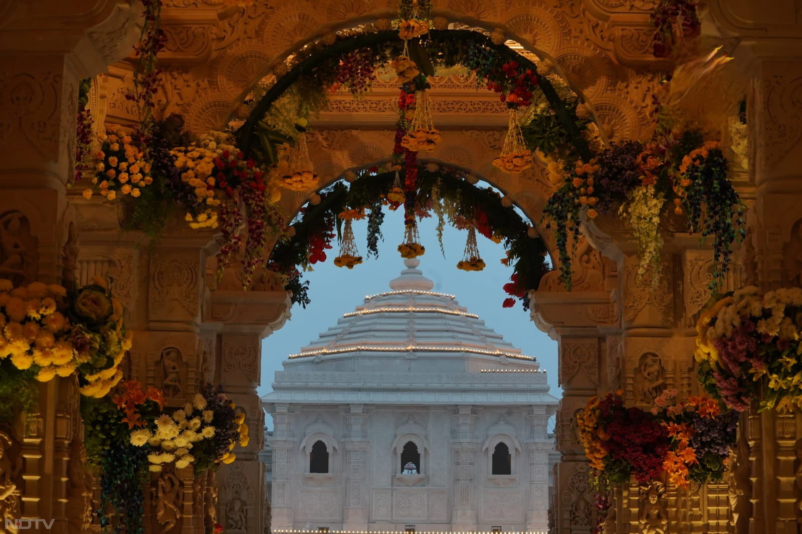 Ram Mandir Pran Pratishtha: फूलो के अलावा मंदिर परिसर में लाइट लगाई गई है जो मंदिर को भव्य और आकर्षित बनाता है.