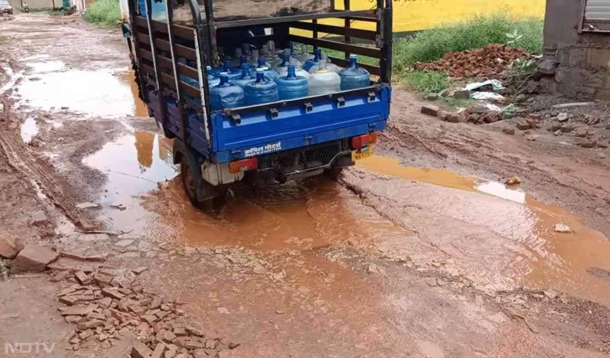 शहरी इलाकों के साथ ग्रामीण क्षेत्रों की सड़कें भी पूरी तरह से क्षतिग्रस्त हो चुकी हैं. इन कच्ची कीचढ़ युक्त सड़कों पर चलना किसी बड़ी आफत से कम नहीं है. हालांकि, लोगों ने कई बार जर्जर सड़क को लेकर मांग की है, पर उनकी मांगों पर कोई कार्रवाई नहीं की गई.