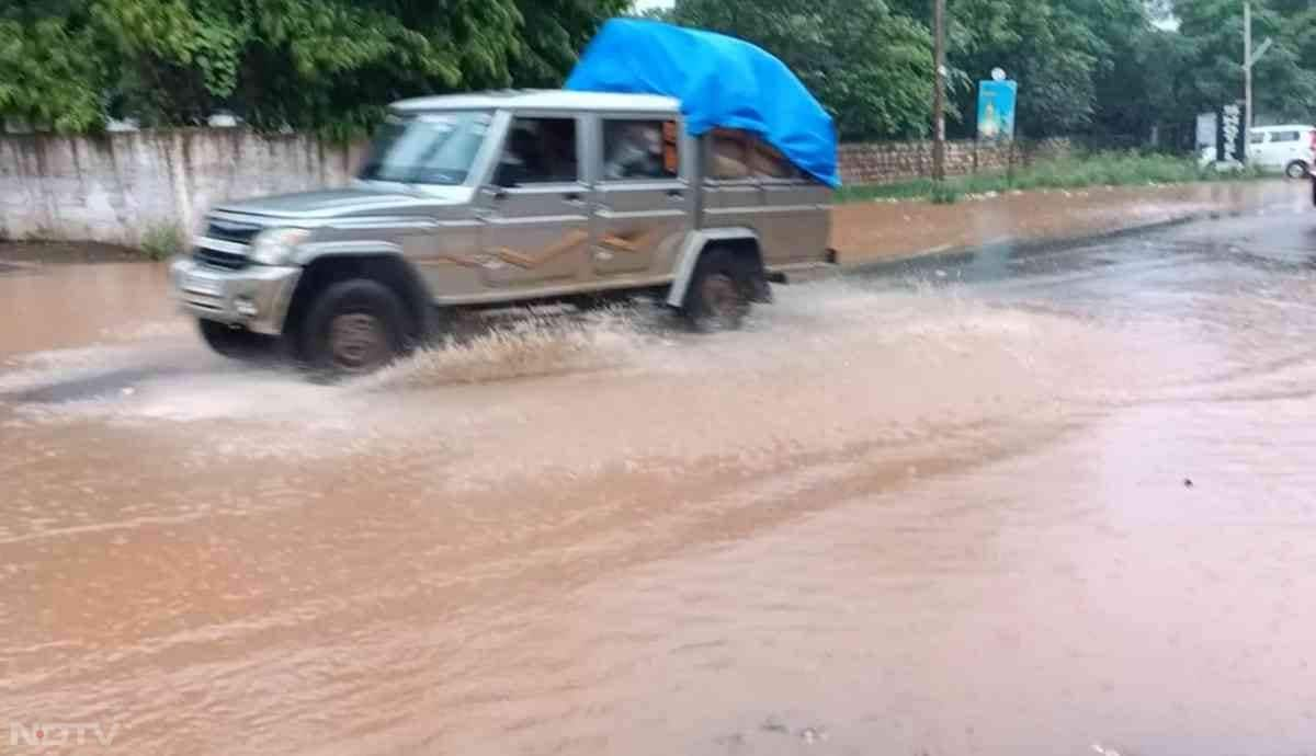 शिवपुरी में सड़कों का हाल बेहाल है, बारिश की वजह से सड़कों में पूरी तरह से पानी भर चुका है, तस्वीर में आप देख सकते हैं कि एसपी बांग्ला से रेलवे स्टेशन को जोड़ने वाली मुख्य सड़क पर किस तरह जल भराव है. यहां से निकला लोगों के लिए किसी बड़ी चुनौती से कम नहीं है.