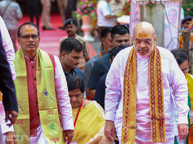 केंद्रीय गृह मंत्री अमित शाह के साथ मध्य प्रदेश के मुख्यमंत्री शिवराज सिंह चौहान भी नजर आए. फोटो: twitter@ChouhanShivraj