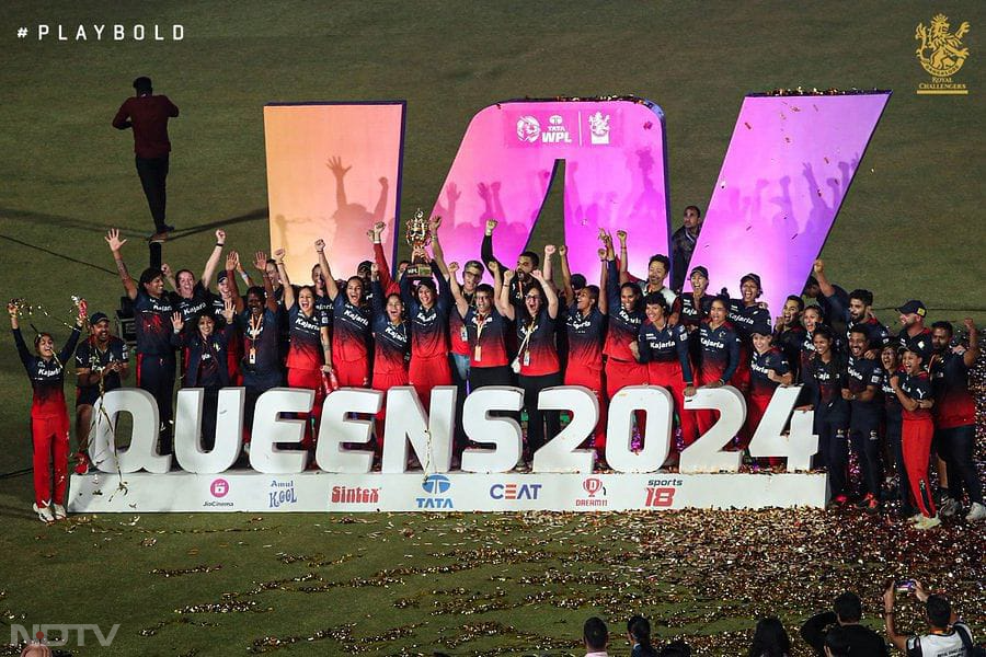 WPL 2024 Final: RCB पहली बार बनी चैंपियन, दिल्ली को 8 विकेट से हराया, तस्वीरों में देखें जीत का जश्न