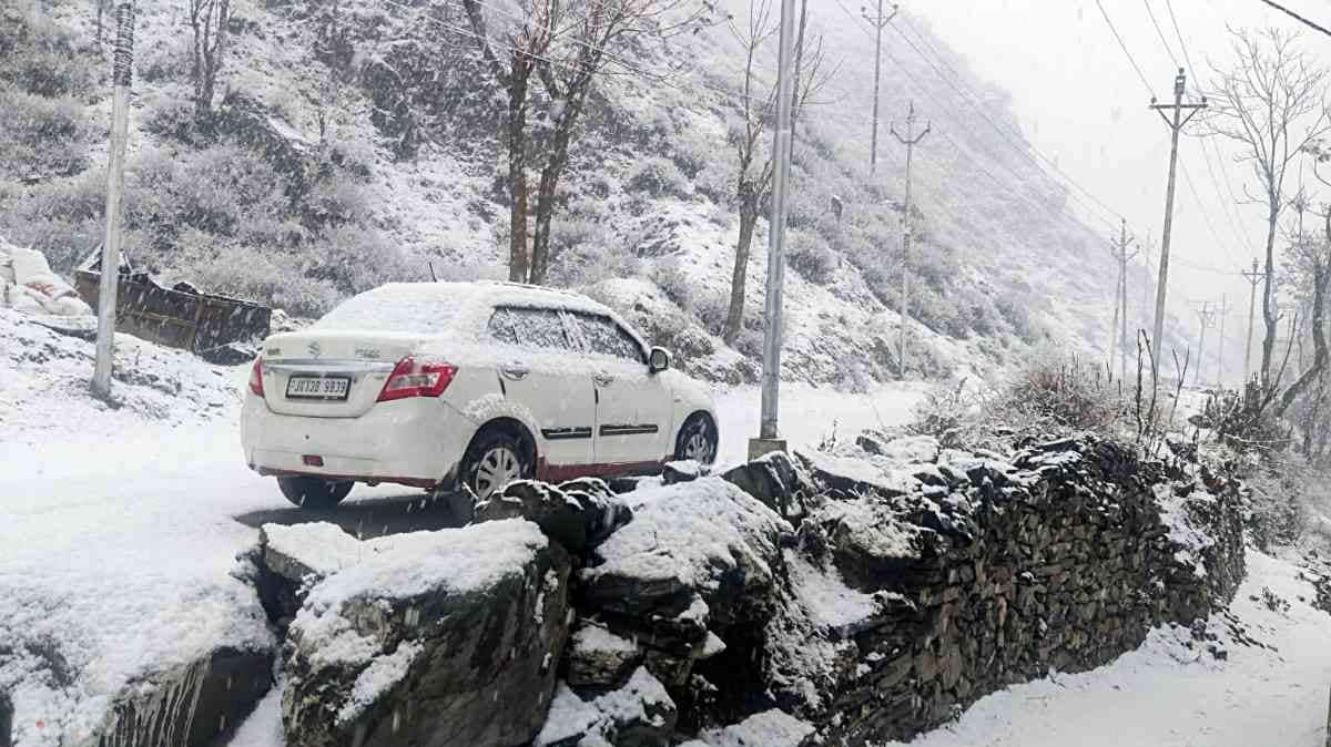 कश्मीर घाटी में शनिवार को हुई बर्फबारी ने इसकी सुंदरता में चार चांद लगा दिया है. ऐसा लग रहा है कि हम किसी जन्नत में पहुंच गए हैं.