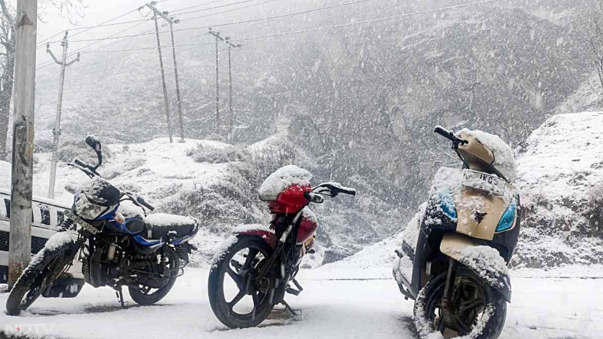 कश्मीर घाटी में शनिवार को इस मौसम का सबसे भारी हिमपात हुआ, जिससे सामान्य जनजीवन अस्त-व्यस्त हो गया, हवाई, रेल और सड़क यातायात प्रभावित हुआ तथा बिजली और पानी की आपूर्ति भी बाधित हुई.