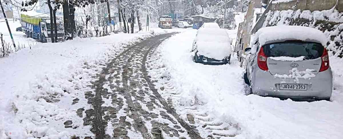 दक्षिण कश्मीर जिले के ऊपरी इलाकों में दो फुट से अधिक हिमपात हुआ. हालांकि स्थानीय लोगों और पर्यटकों ने हिमपात का आनंद लिया, लेकिन इससे रोजमर्रा की जिंदगी अस्त-व्यस्त हो गई.