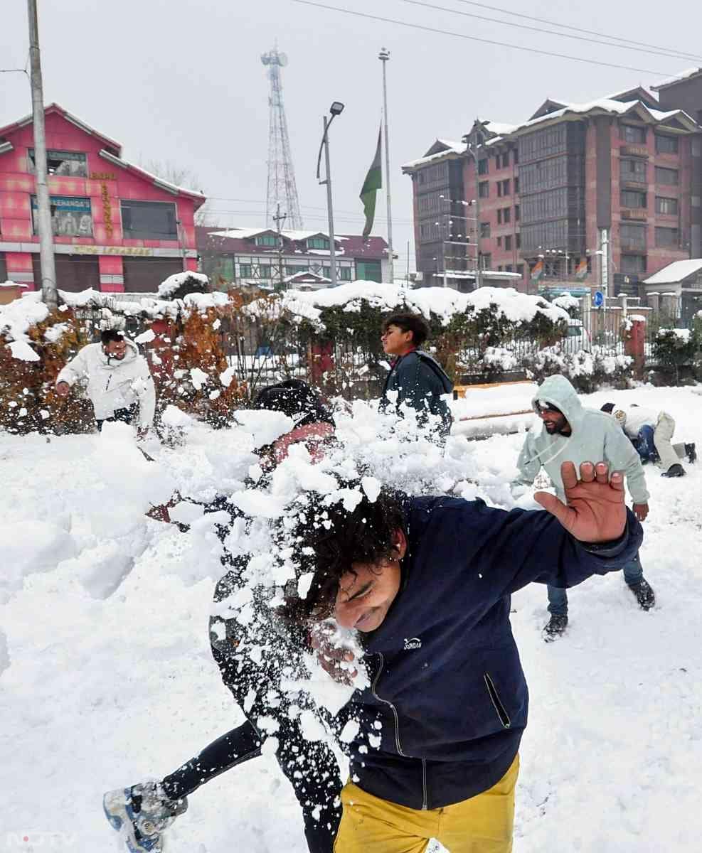 इस तस्वीर में देखा जा सकता है कि कैसे एक शख्स पर बर्फ गिरता है, और वो बचने की कोशिश कर रहा है.