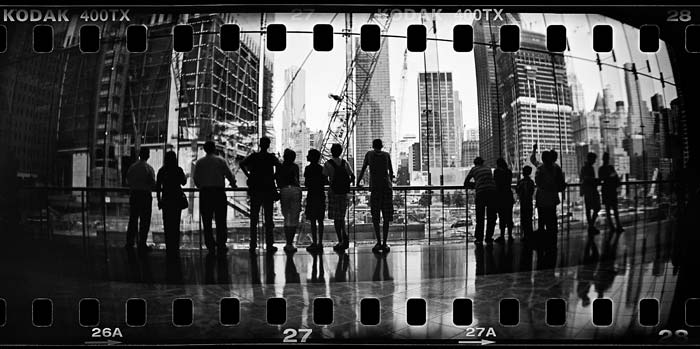 Onlookers and tourists view construction at the World Trade Centre site from a viewing area at the World Financial Centre on June 20, 2011 in New York City. (AFP Photo)