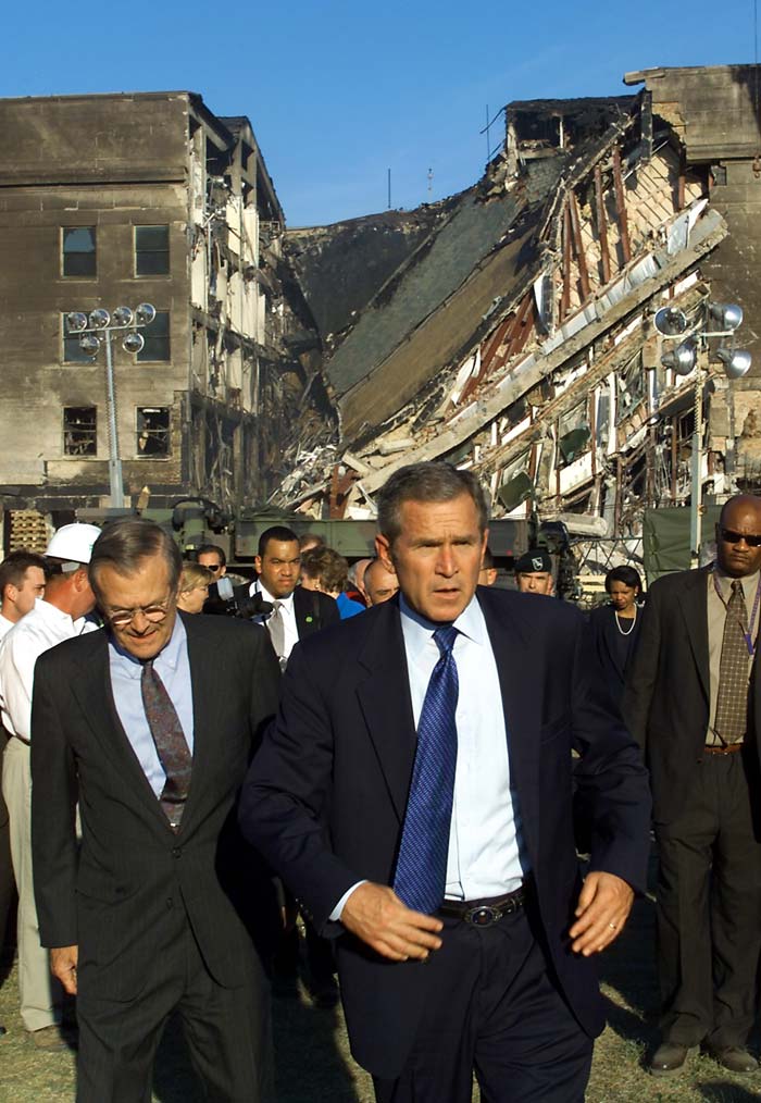 US President George W. Bush (C) and US Secretary of Defense Donald Rumsfeld (L) tour the impact area (rear) at the Pentagon on September 12, 2001. (AFP Photo)