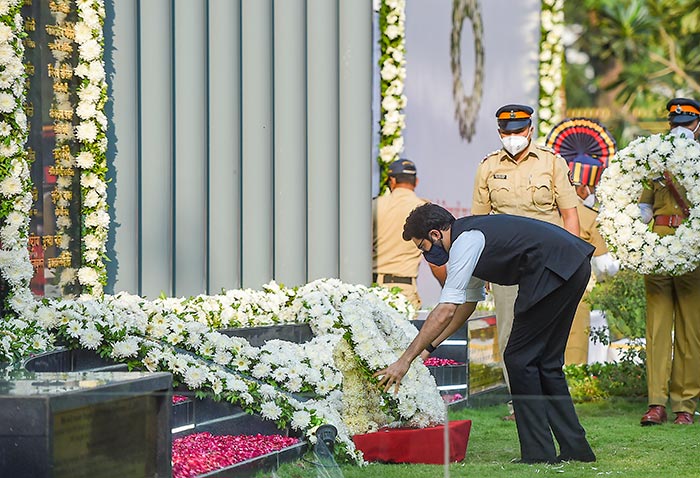 Maharashtra Cabinet Minister Aaditya Thackeray places wreaths at the site of the Police Martyrs Memorial to mark the 13th anniversary of the 26/11 terror attacks.