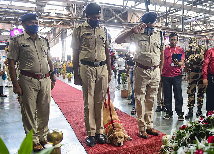 Railway Police Force (RPF) officers along with their sniffer dog pay tribute to the victims at the Police Martyrs Memorial on the 13th anniversary of 26/11 terror attacks.