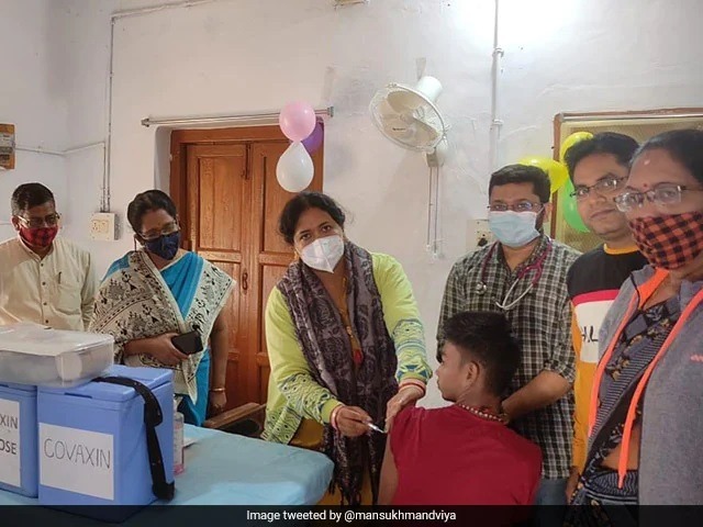 भारत में कोरोना टीकाकरण करवाते हुए 15-18 साल के किशोर, देखिए तस्वीरें